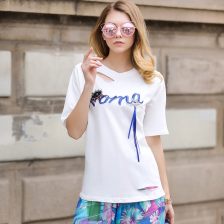 夏日風情 女式T恤的時尚穿搭與選購指南